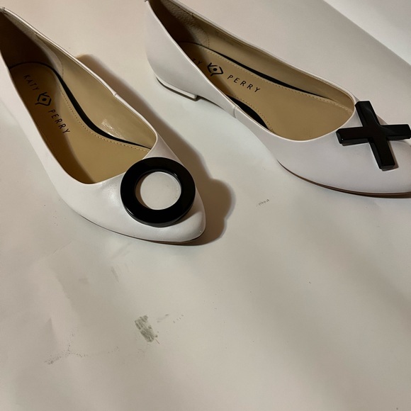 Katy Perry Collections White Flats with Black Symbols - Picture 2 of 5